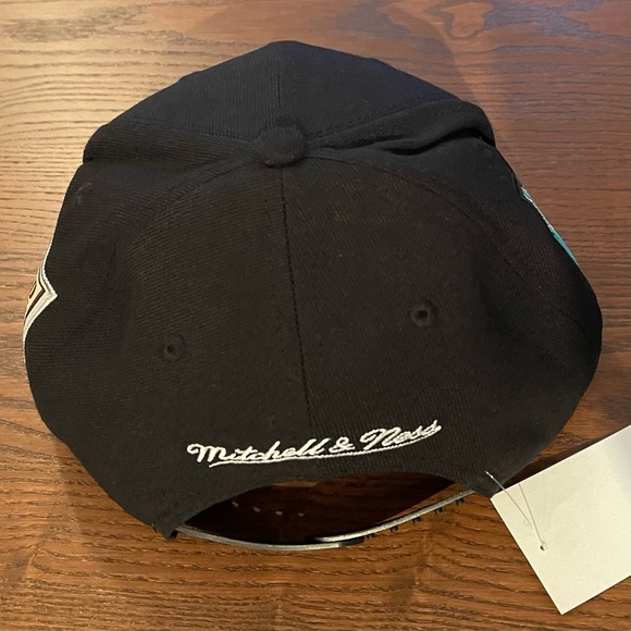 Brand new Mitchell and Ness Vancouver Grizzlies snapback hat - Picture 2 of 7